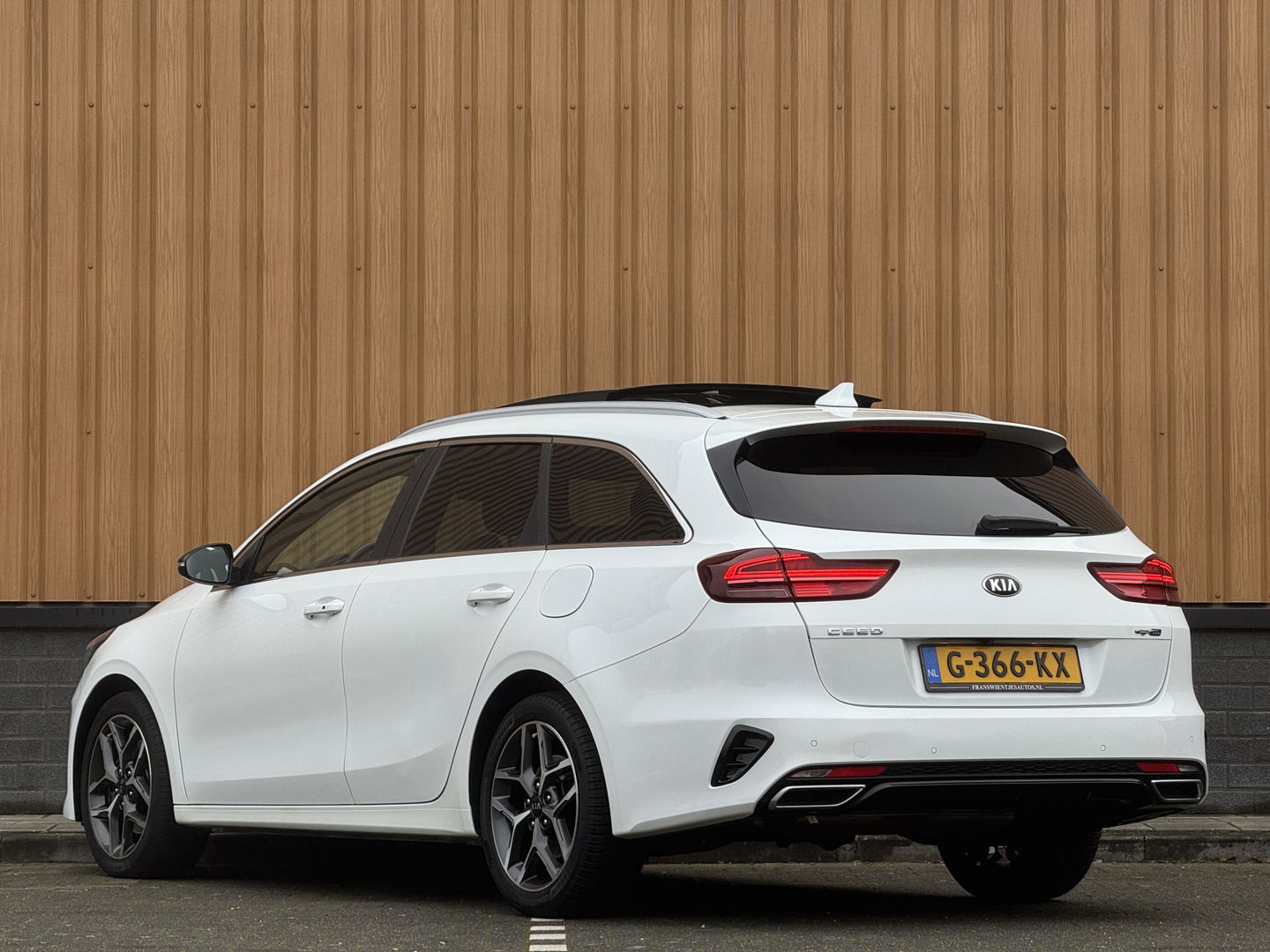Kia Ceed Sportswagon 1.0 T-GDi GT-Line | Panoramadak | Stuurwielverwarming | Stoelverwarming | Camera | DAB | Apple Carplay | Android Auto | Lane Assist | Keyless Go | Keyless Entry |