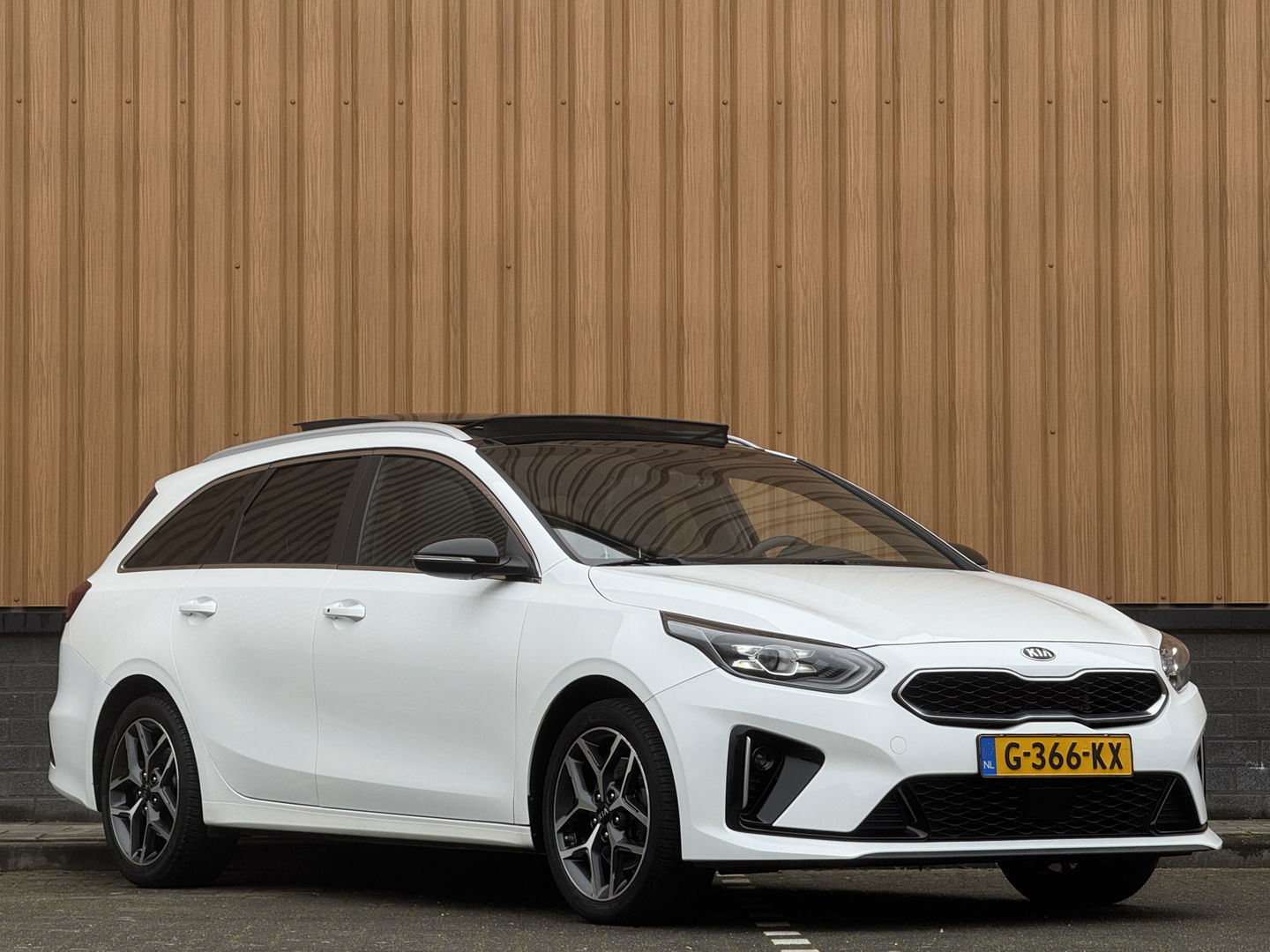 Kia Ceed Sportswagon 1.0 T-GDi GT-Line | Panoramadak | Stuurwielverwarming | Stoelverwarming | Camera | DAB | Apple Carplay | Android Auto | Lane Assist | Keyless Go | Keyless Entry |