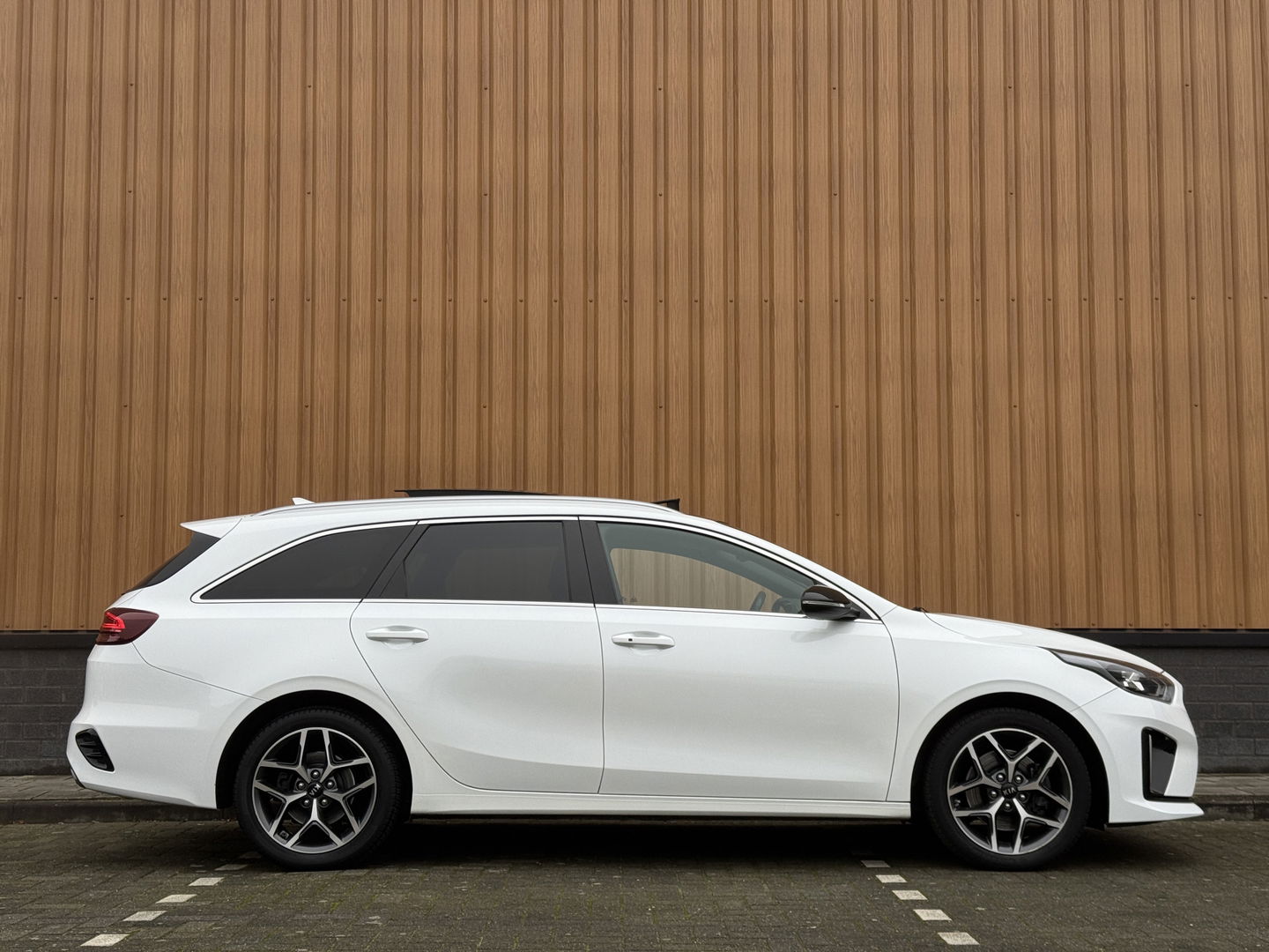 Kia Ceed Sportswagon 1.0 T-GDi GT-Line | Panoramadak | Stuurwielverwarming | Stoelverwarming | Camera | DAB | Apple Carplay | Android Auto | Lane Assist | Keyless Go | Keyless Entry |
