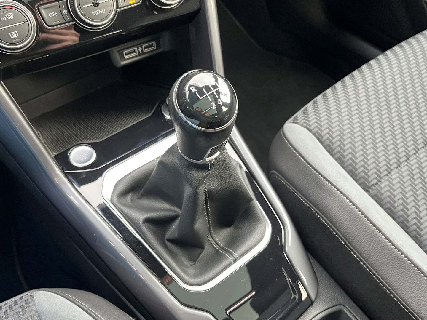 Volkswagen T-Roc 1.5 TSI R-Line|Pano|ACC|Pdc|Keyless|Carplay|Virtual Cockpit|NL-Auto|150PK