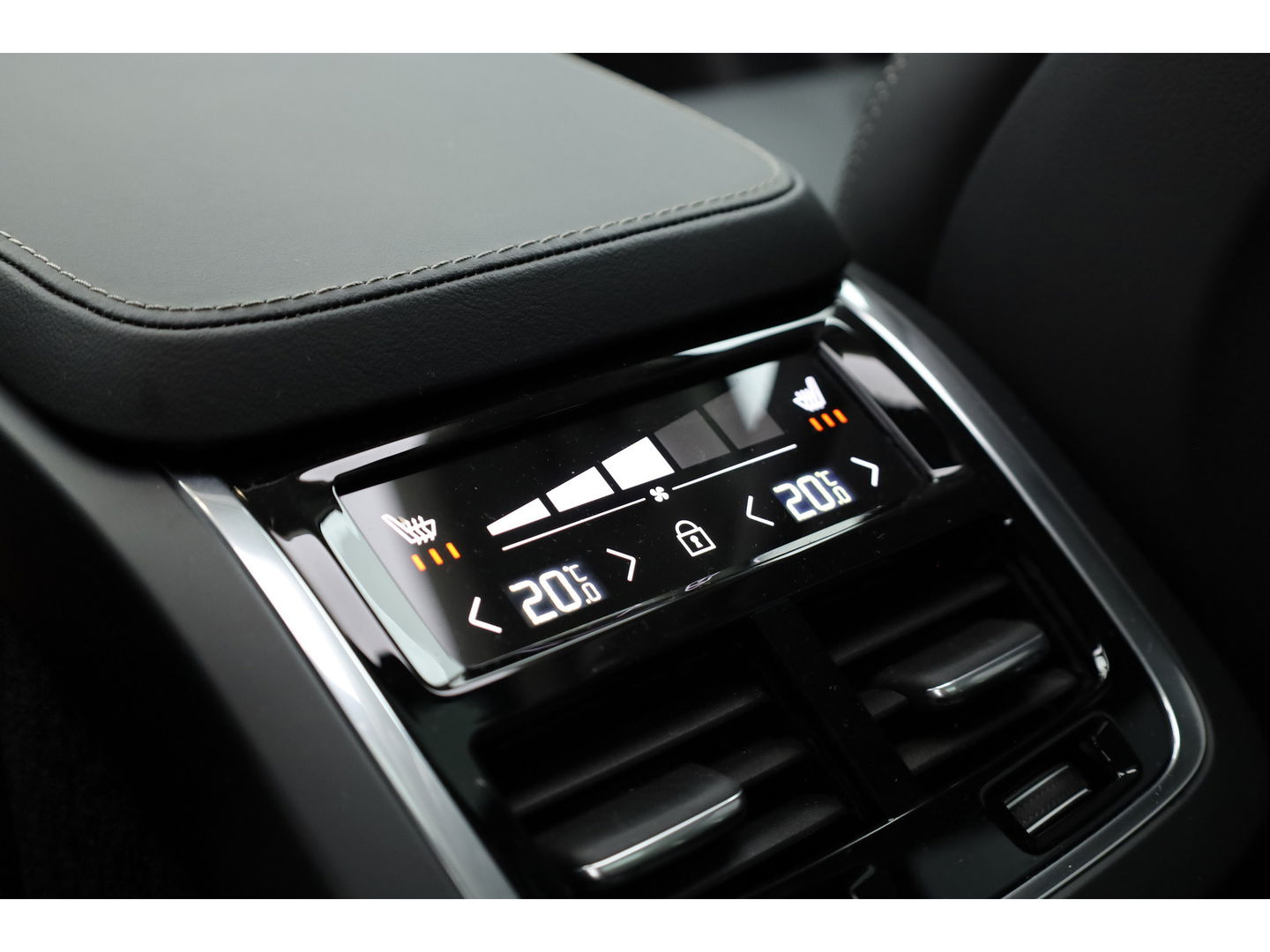 Volvo XC90 T8 Recharge Ultimate Dark | Pano | HUD | B&W | Stoelventi. | 360cam | Massage | Memory seats | 21''