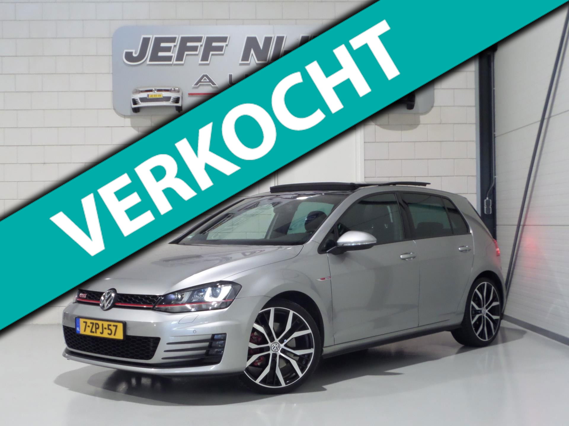 Volkswagen Golf 2.0 TSI GTI "Origineel NL!" Panoramadak Xenon-LED Trekhaak Camera DCC 19"Velgen Parkeersensoren Navigatie Garantie