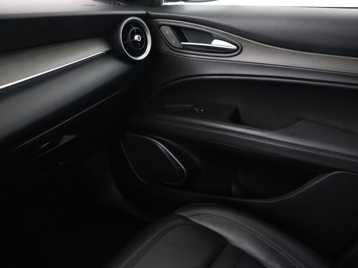 Alfa Romeo Stelvio 2.0 T AWD Super | Leder | Stoel & stuurverwarming | Camera | Xenon | Navigatie | Memory | DAB | Cruise control