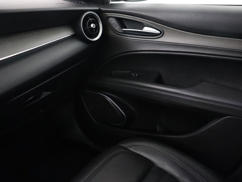 Alfa Romeo Stelvio 2.0 T AWD Super | Leder | Stoel & stuurverwarming | Camera | Xenon | Navigatie | Memory | DAB | Cruise control