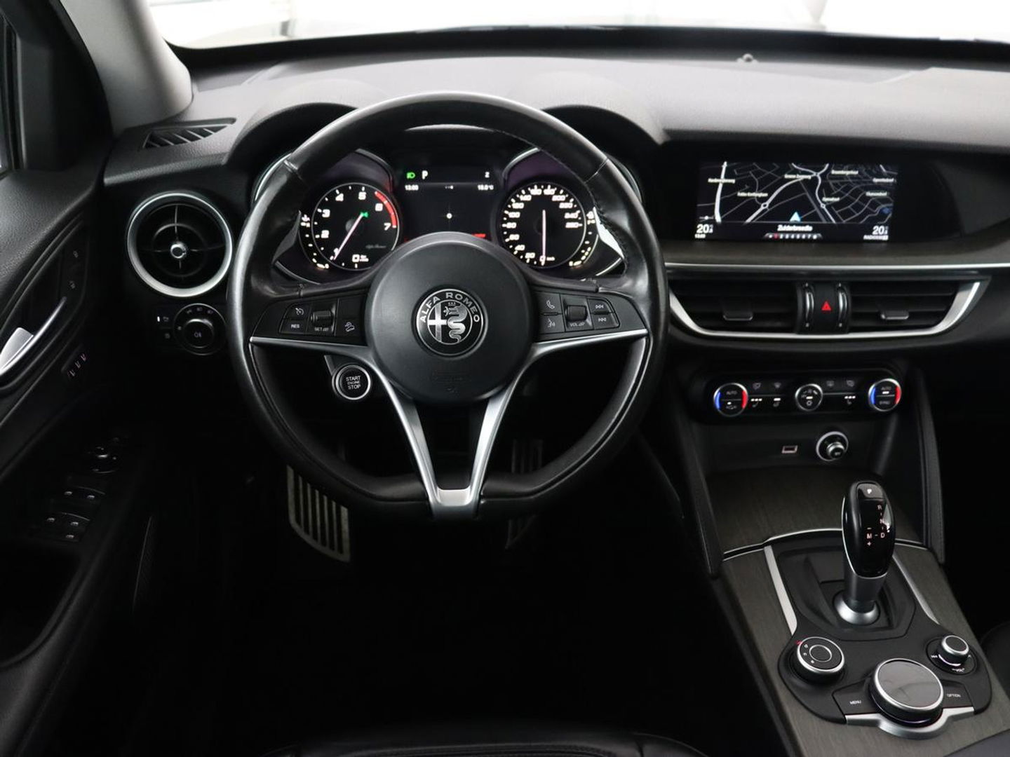 Alfa Romeo Stelvio 2.0 T AWD Super | Leder | Stoel & stuurverwarming | Camera | Xenon | Navigatie | Memory | DAB | Cruise control