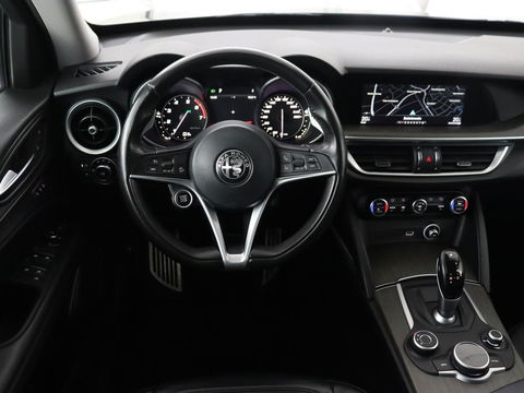 Alfa Romeo Stelvio 2.0 T AWD Super | Leder | Stoel & stuurverwarming | Camera | Xenon | Navigatie | Memory | DAB | Cruise control