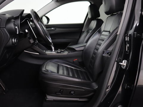 Alfa Romeo Stelvio 2.0 T AWD Super | Leder | Stoel & stuurverwarming | Camera | Xenon | Navigatie | Memory | DAB | Cruise control