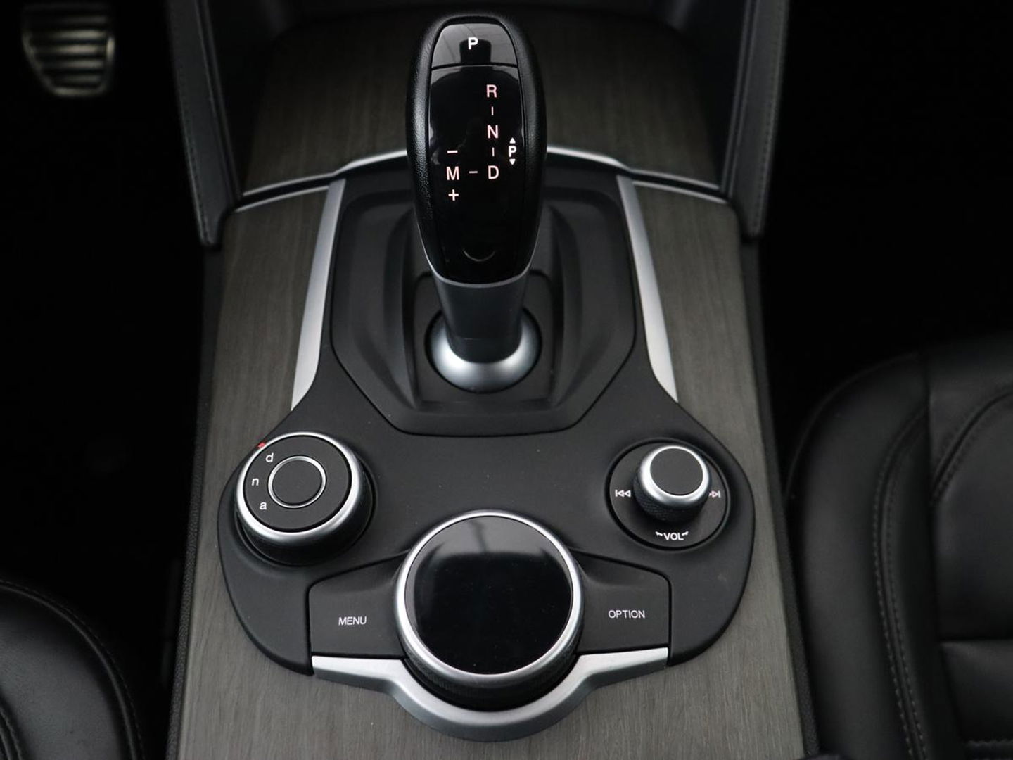 Alfa Romeo Stelvio 2.0 T AWD Super | Leder | Stoel & stuurverwarming | Camera | Xenon | Navigatie | Memory | DAB | Cruise control