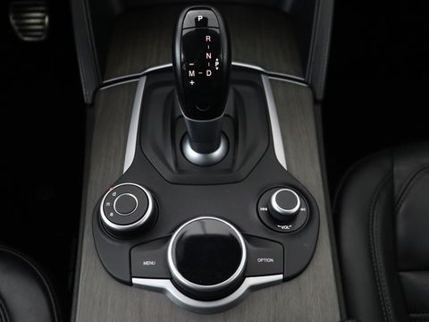 Alfa Romeo Stelvio 2.0 T AWD Super | Leder | Stoel & stuurverwarming | Camera | Xenon | Navigatie | Memory | DAB | Cruise control