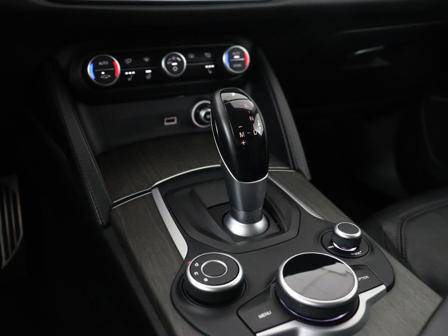 Alfa Romeo Stelvio 2.0 T AWD Super | Leder | Stoel & stuurverwarming | Camera | Xenon | Navigatie | Memory | DAB | Cruise control