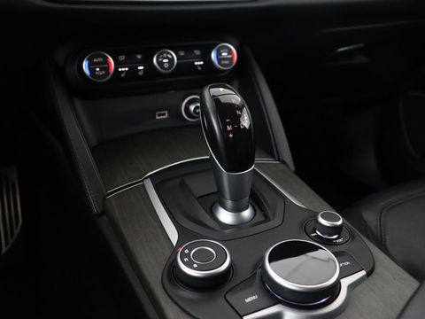 Alfa Romeo Stelvio 2.0 T AWD Super | Leder | Stoel & stuurverwarming | Camera | Xenon | Navigatie | Memory | DAB | Cruise control