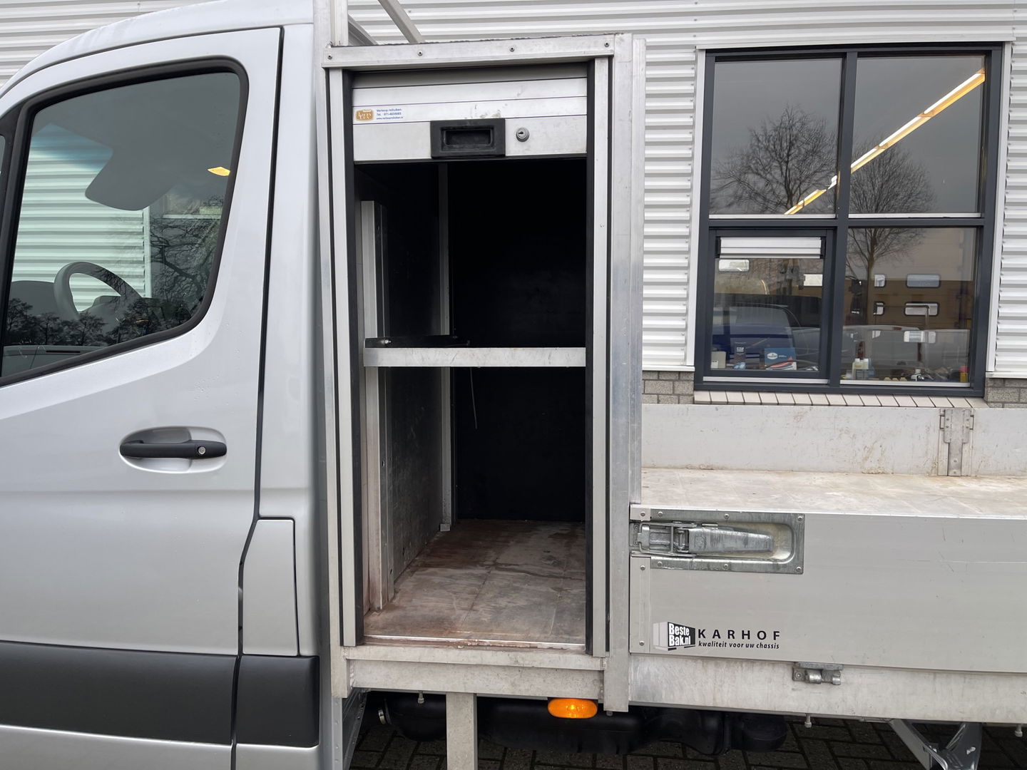 Mercedes-Benz Sprinter 311 2.2 CDI L2 EURO VI-D / vaste prijs rijklaar € 27.950 ex btw / 27.924 km NAP / originele Nederlandse bus / zilver metallic / airco / cruise / trekhaak / Karhof opbouw
