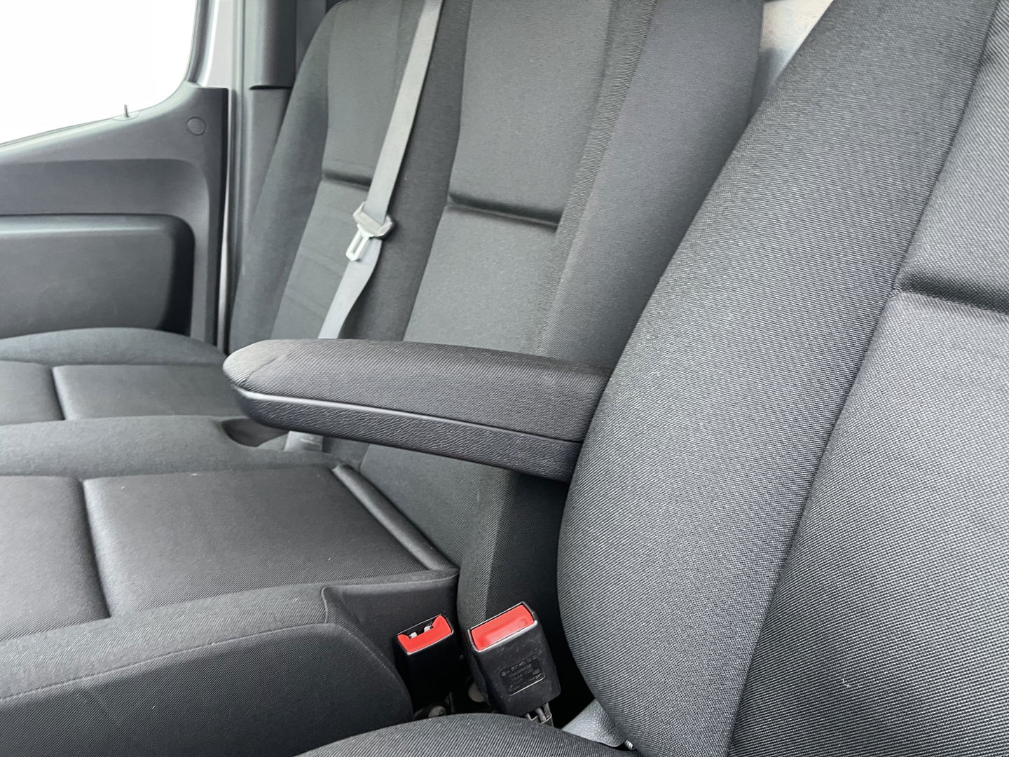 Mercedes-Benz Sprinter 311 2.2 CDI L2 EURO VI-D / vaste prijs rijklaar € 27.950 ex btw / 27.924 km NAP / originele Nederlandse bus / zilver metallic / airco / cruise / trekhaak / Karhof opbouw