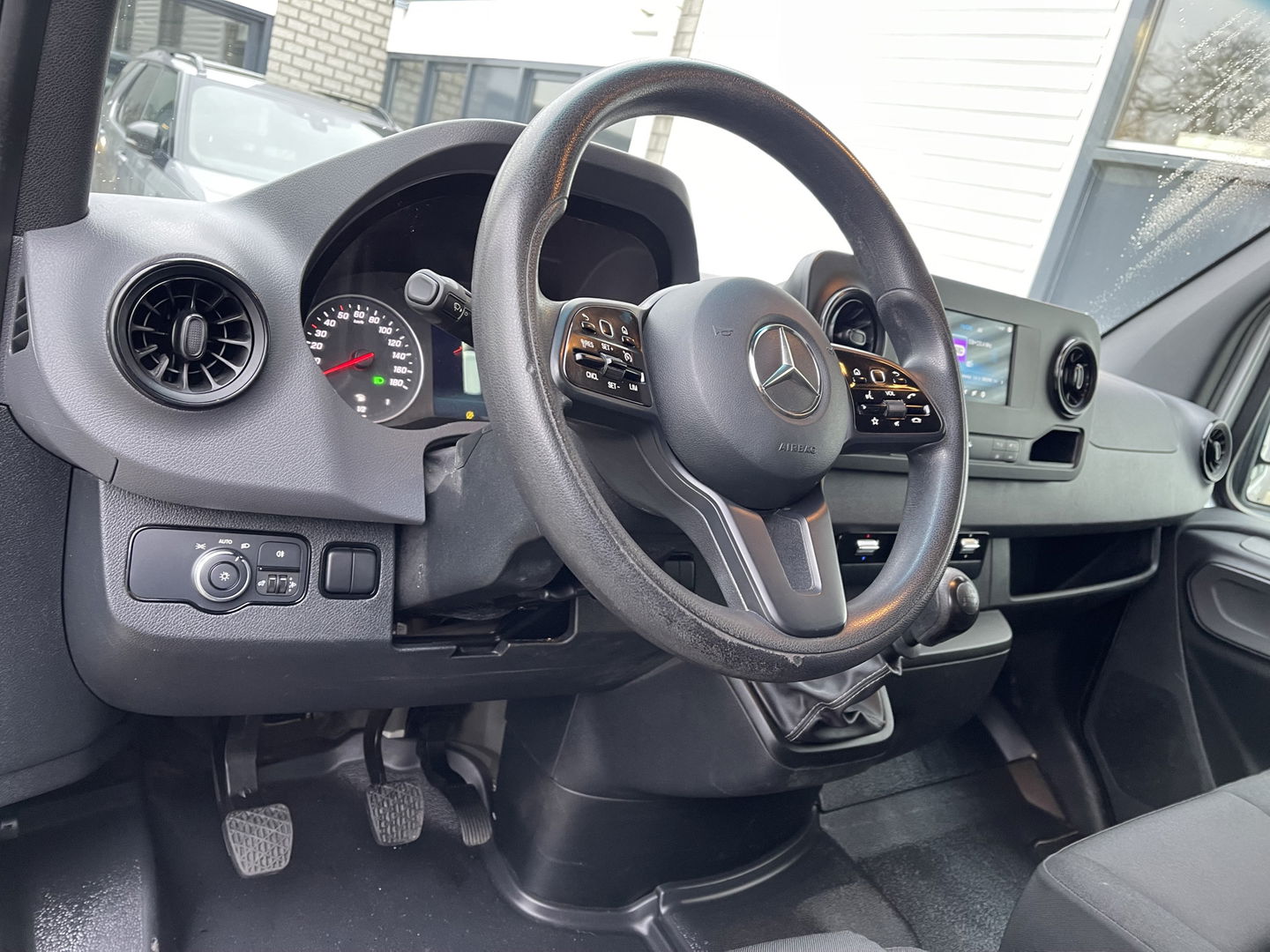 Mercedes-Benz Sprinter 311 2.2 CDI L2 EURO VI-D / vaste prijs rijklaar € 27.950 ex btw / 27.924 km NAP / originele Nederlandse bus / zilver metallic / airco / cruise / trekhaak / Karhof opbouw