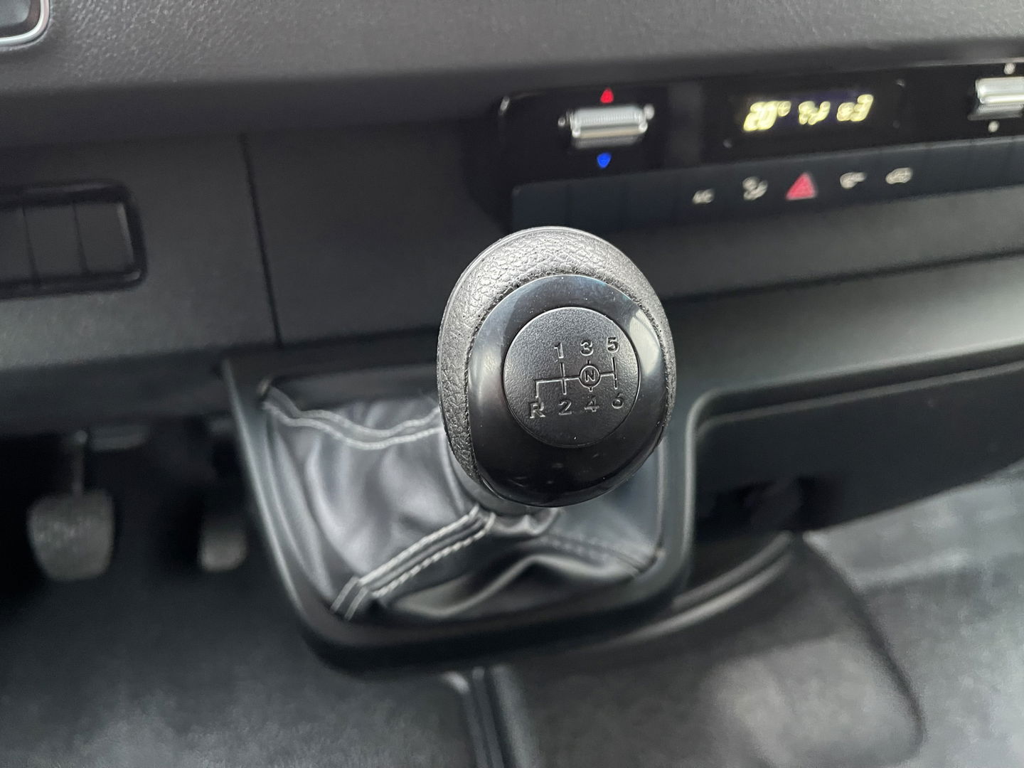 Mercedes-Benz Sprinter 311 2.2 CDI L2 EURO VI-D / vaste prijs rijklaar € 27.950 ex btw / 27.924 km NAP / originele Nederlandse bus / zilver metallic / airco / cruise / trekhaak / Karhof opbouw