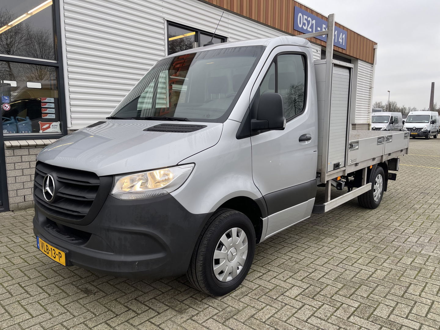Mercedes-Benz Sprinter 311 2.2 CDI L2 EURO VI-D / vaste prijs rijklaar € 27.950 ex btw / 27.924 km NAP / originele Nederlandse bus / zilver metallic / airco / cruise / trekhaak / Karhof opbouw
