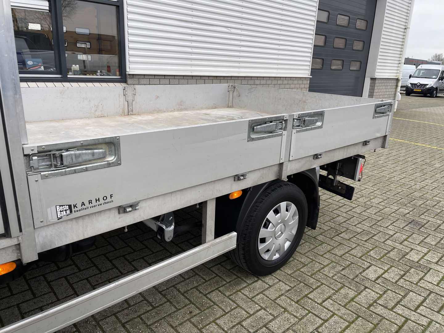 Mercedes-Benz Sprinter 311 2.2 CDI L2 EURO VI-D / vaste prijs rijklaar € 27.950 ex btw / 27.924 km NAP / originele Nederlandse bus / zilver metallic / airco / cruise / trekhaak / Karhof opbouw