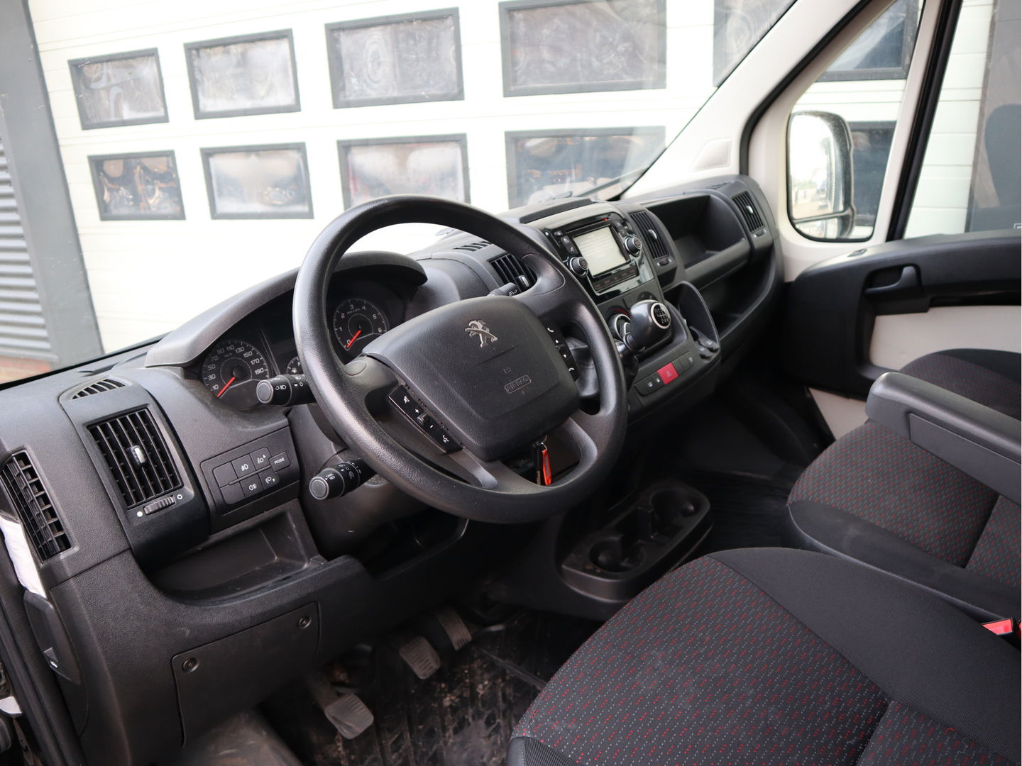 Peugeot Boxer 2.0 BlueHDI 131pk Euro 6 L2H2 - Cruise - Navi - Trekhaak 2,5t KG