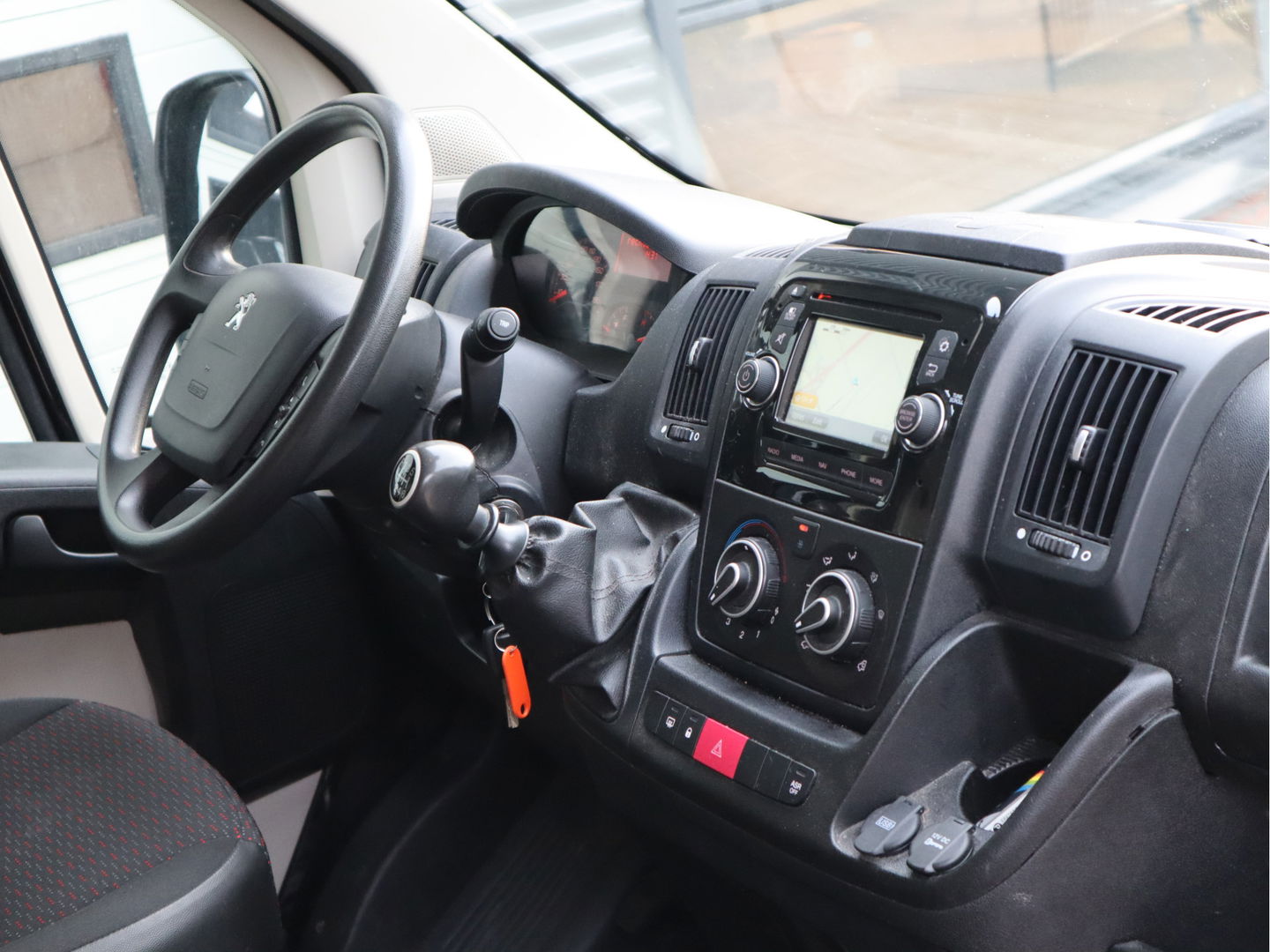 Peugeot Boxer 2.0 BlueHDI 131pk Euro 6 L2H2 - Cruise - Navi - Trekhaak 2,5t KG