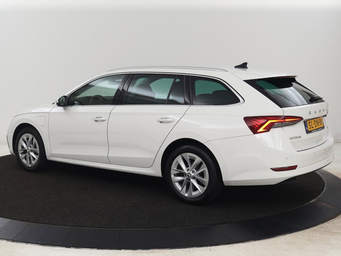 Škoda Octavia Combi 1.4 TSI iV PHEV Business Edition | Stoel & stuurverwarming | Camera | Carplay | Memory | Navigatie | Full LED