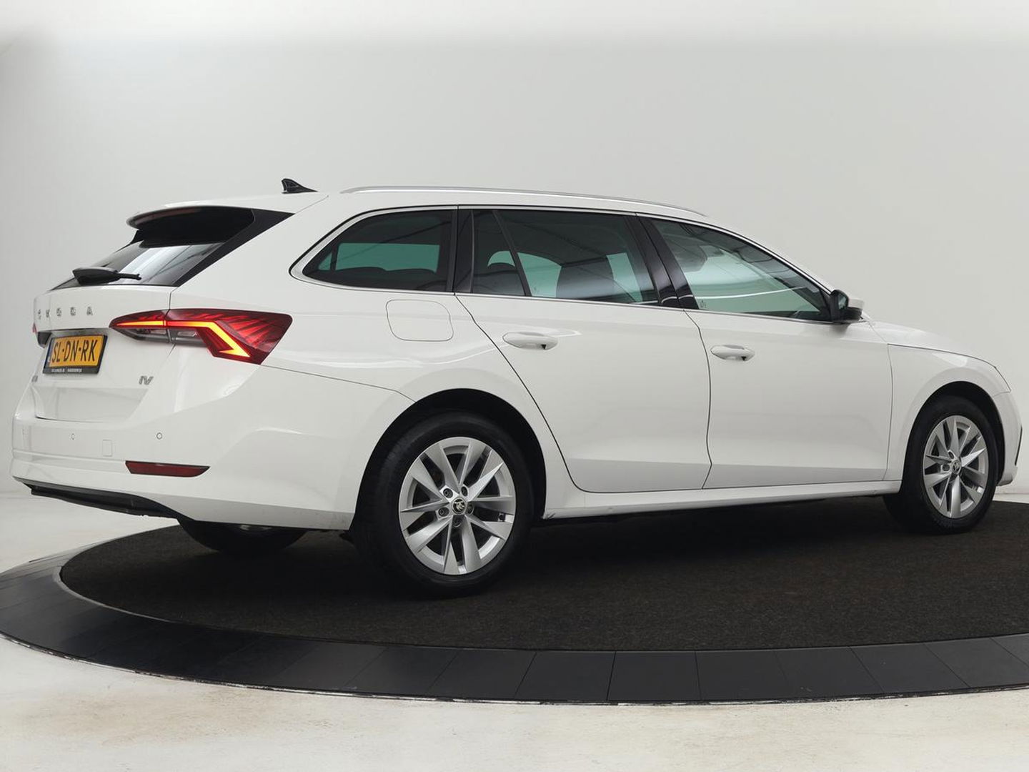 Škoda Octavia Combi 1.4 TSI iV PHEV Business Edition | Stoel & stuurverwarming | Camera | Carplay | Memory | Navigatie | Full LED