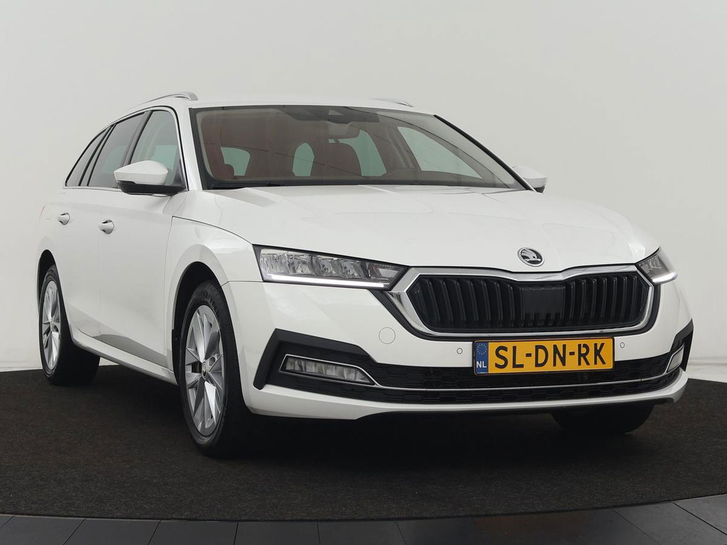 Škoda Octavia Combi 1.4 TSI iV PHEV Business Edition | Stoel & stuurverwarming | Camera | Carplay | Memory | Navigatie | Full LED