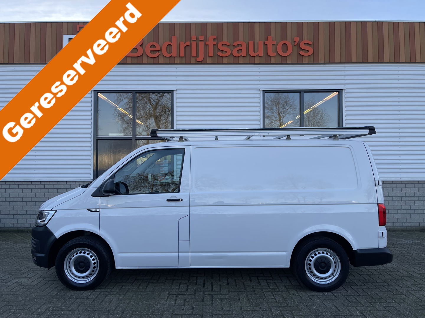 Volkswagen Transporter 2.0 TDI L1H1 Comfortline / vaste prijs rijklaar € 15.950 ex btw / lease vanaf € 311 / Bott ingerichte laadruimte / airco / cruise / imperial / trekhaak 2200 kg ! / euro 6