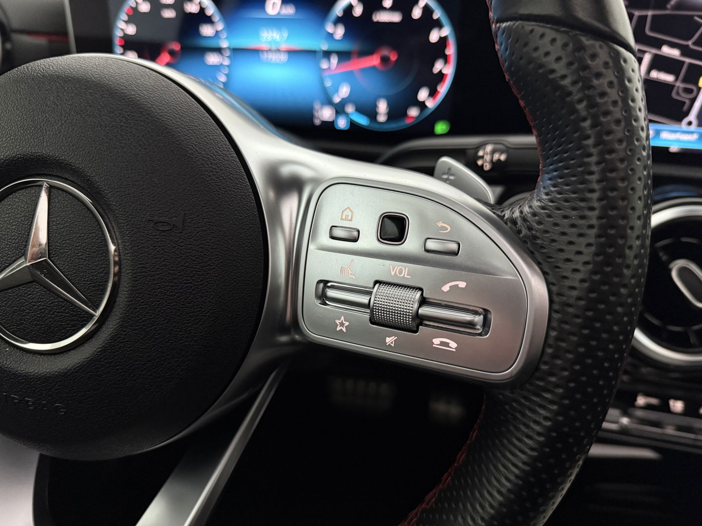 Mercedes-Benz A-Klasse 180 AMG | Pano | Virtual | Clima | Cruise | Camera | Stoelverw. | Navi | NAP