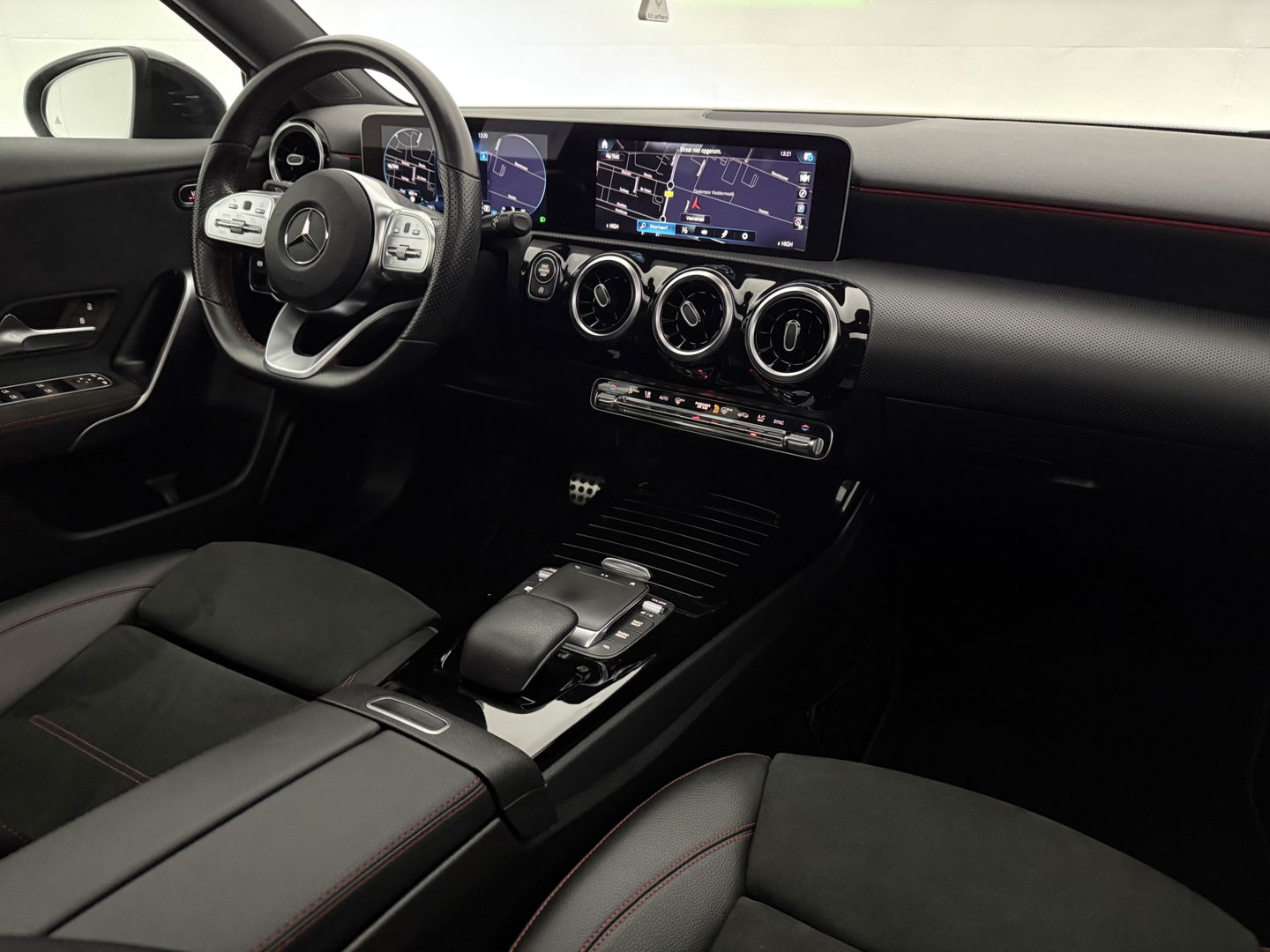 Mercedes-Benz A-Klasse 180 AMG | Pano | Virtual | Clima | Cruise | Camera | Stoelverw. | Navi | NAP