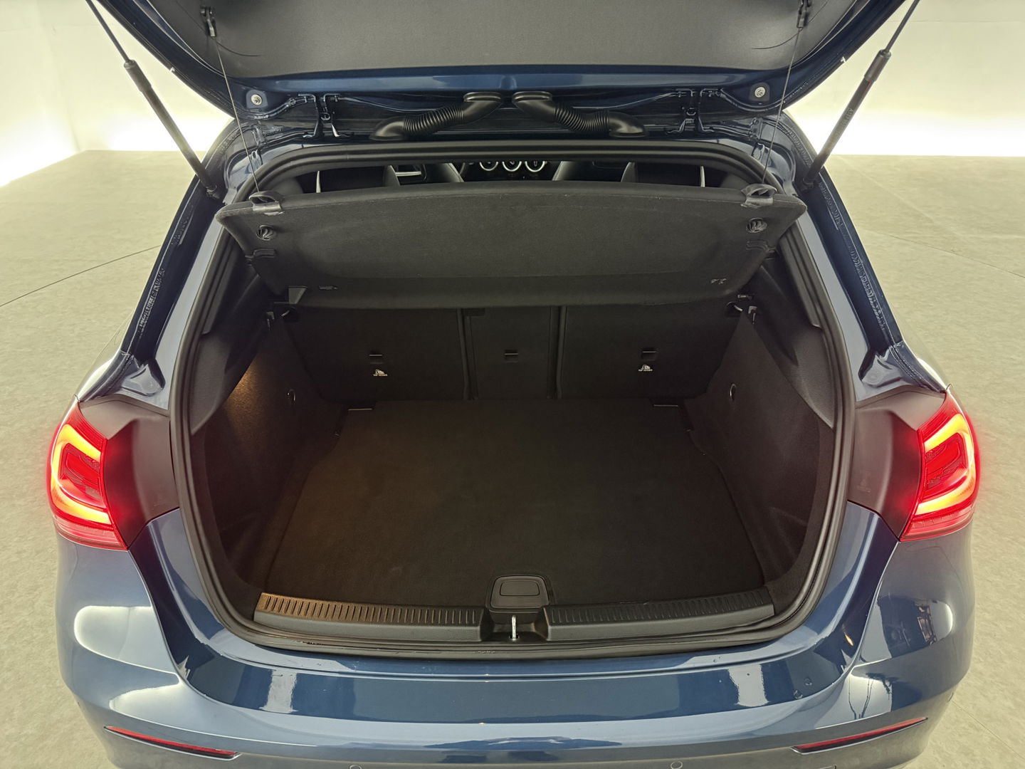 Mercedes-Benz A-Klasse 180 AMG | Pano | Virtual | Clima | Cruise | Camera | Stoelverw. | Navi | NAP