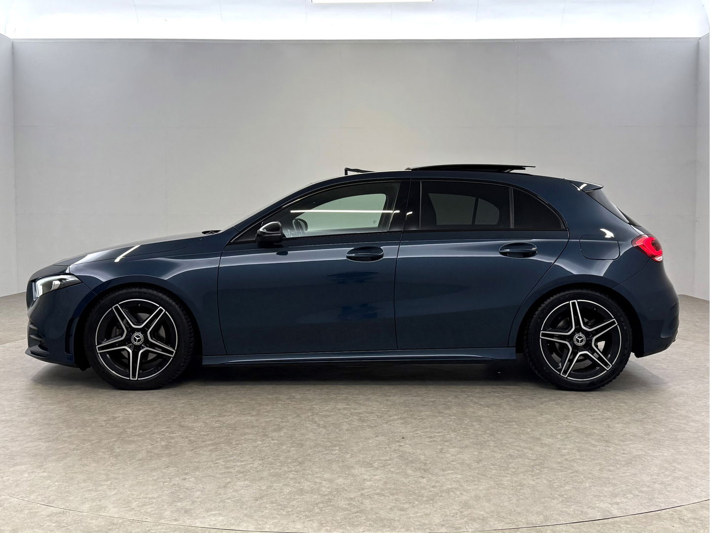 Mercedes-Benz A-Klasse 180 AMG | Pano | Virtual | Clima | Cruise | Camera | Stoelverw. | Navi | NAP