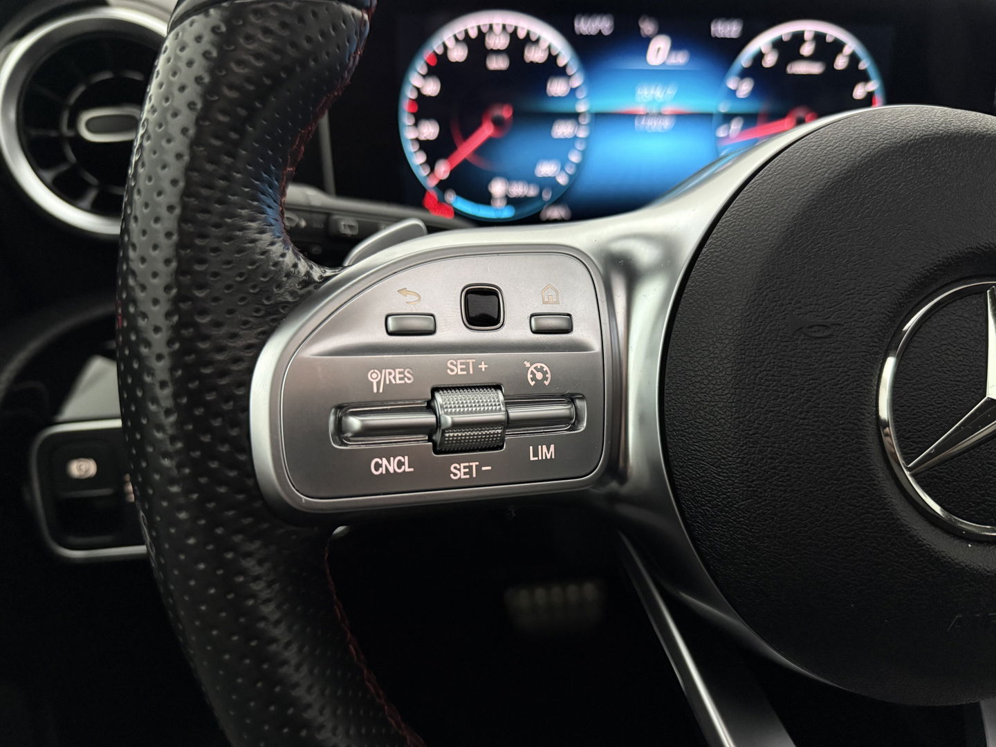 Mercedes-Benz A-Klasse 180 AMG | Pano | Virtual | Clima | Cruise | Camera | Stoelverw. | Navi | NAP