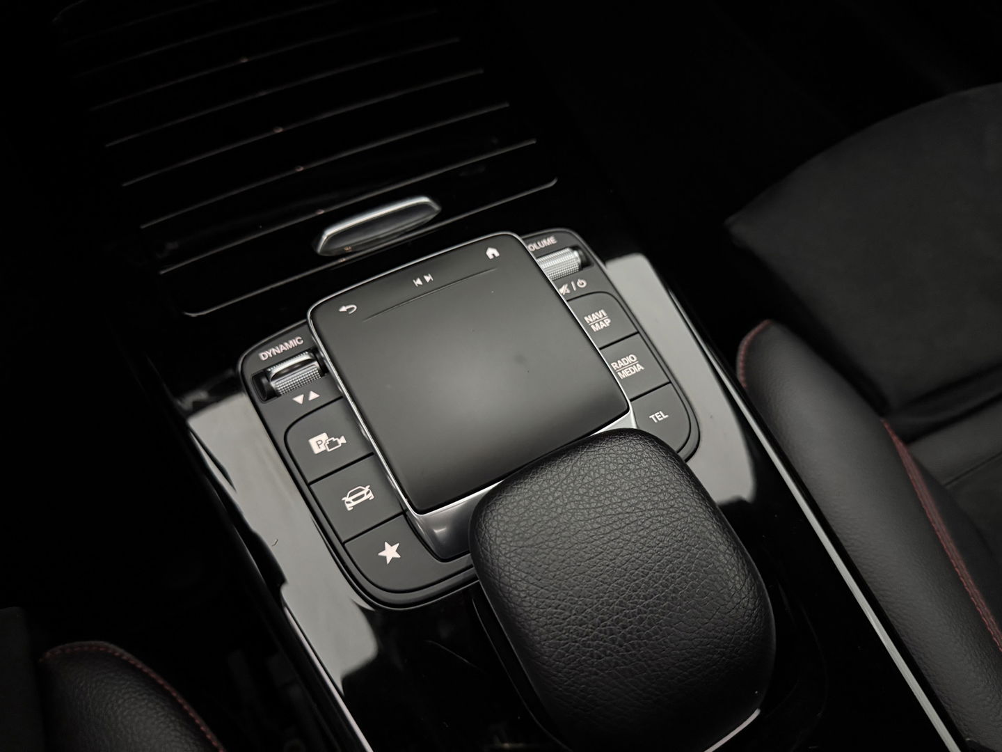 Mercedes-Benz A-Klasse 180 AMG | Pano | Virtual | Clima | Cruise | Camera | Stoelverw. | Navi | NAP