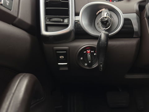 Porsche Cayenne 3.0 D Aut. *LEATHER | XENON | MEMORY-PACK | BLIND-SPOT | CAMERA | AIR-SUSPENSION | HEATED-COMFORTSEATS | NAVI-FULLMAP | SHIFT-PADDLES | PRIVACY-GLASS | TOWBAR | 21''ALU*