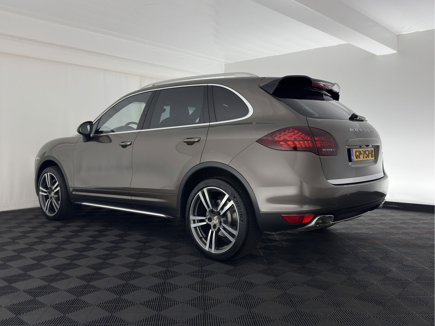 Porsche Cayenne 3.0 D Aut. *LEATHER | XENON | MEMORY-PACK | BLIND-SPOT | CAMERA | AIR-SUSPENSION | HEATED-COMFORTSEATS | NAVI-FULLMAP | SHIFT-PADDLES | PRIVACY-GLASS | TOWBAR | 21''ALU*