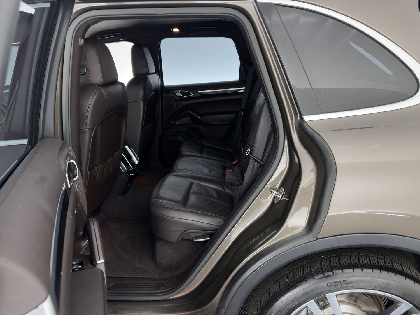 Porsche Cayenne 3.0 D Aut. *LEATHER | XENON | MEMORY-PACK | BLIND-SPOT | CAMERA | AIR-SUSPENSION | HEATED-COMFORTSEATS | NAVI-FULLMAP | SHIFT-PADDLES | PRIVACY-GLASS | TOWBAR | 21''ALU*