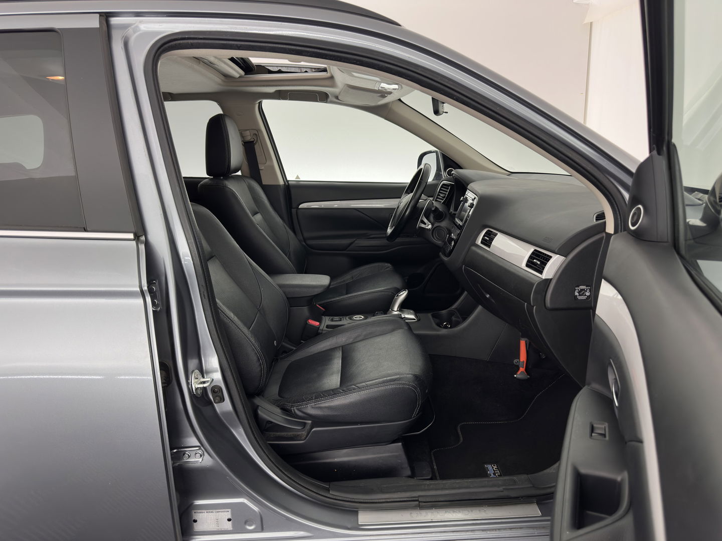 Mitsubishi Outlander 2.0 PHEV Instyle AWD (Plug-In) (INCL-BTW) Aut *PANO | LEATHER | XENON | NAVI-FULLMAP | KEYLESS | CAMERA | HEATED-COMFORTSEATS | ECC | SHIFT-PADDLES | PDC | CRUISE | PRIVACY-GLASS | DAB | TOWBAR | ROCKFORD-AUDIO |  18"ALU*