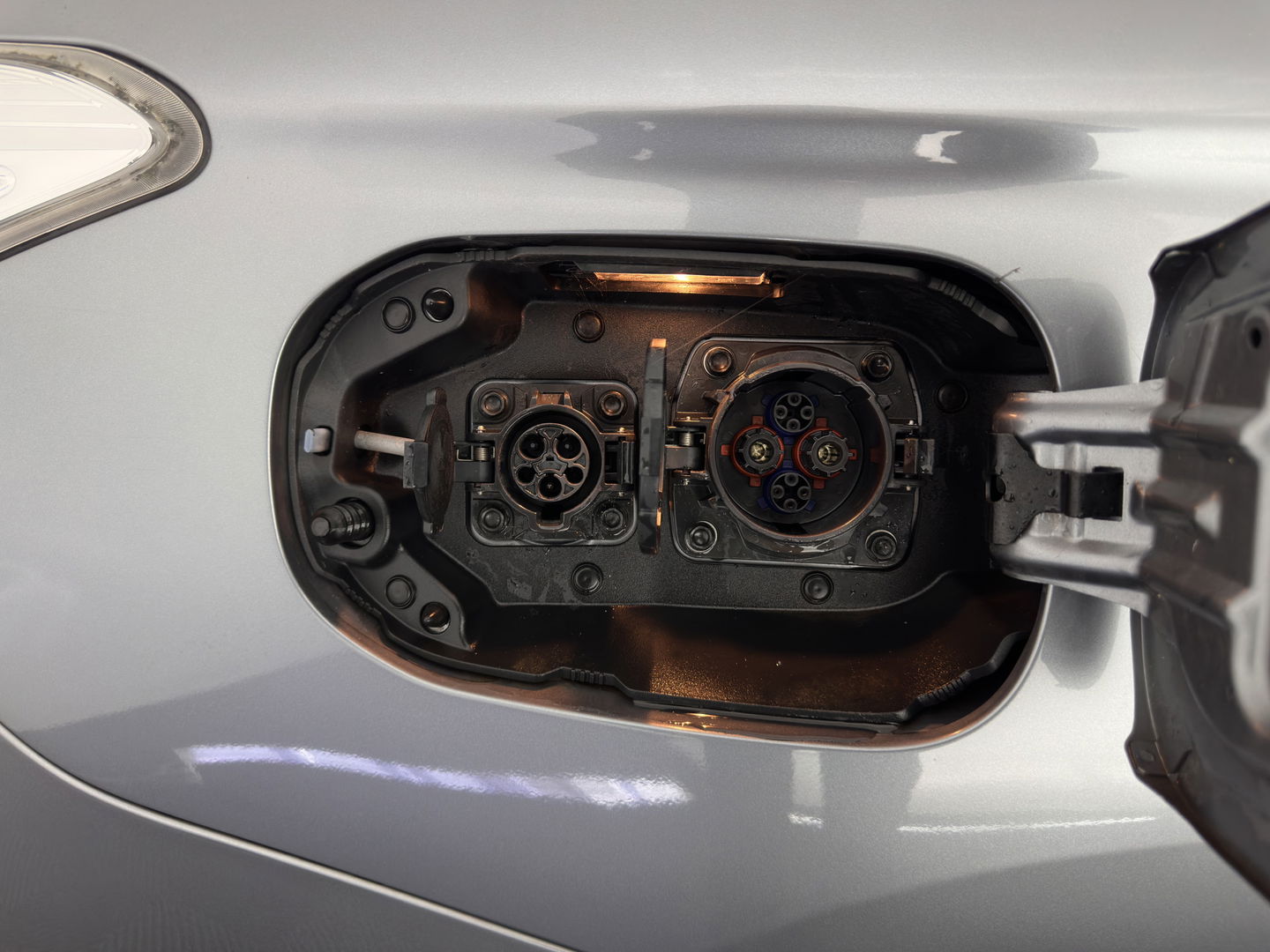 Mitsubishi Outlander 2.0 PHEV Instyle (INCL.BTW) Aut *PANO | FULL-LEATHER | XENON | NAVI-FULLMAP | KEYLESS | CAMERA | HEATED-COMFORTSEATS | ECC | SHIFT-PADDLES | PDC | CRUISE | PRIVACY-GLASS | DAB | TOWBAR | 18''ALU *