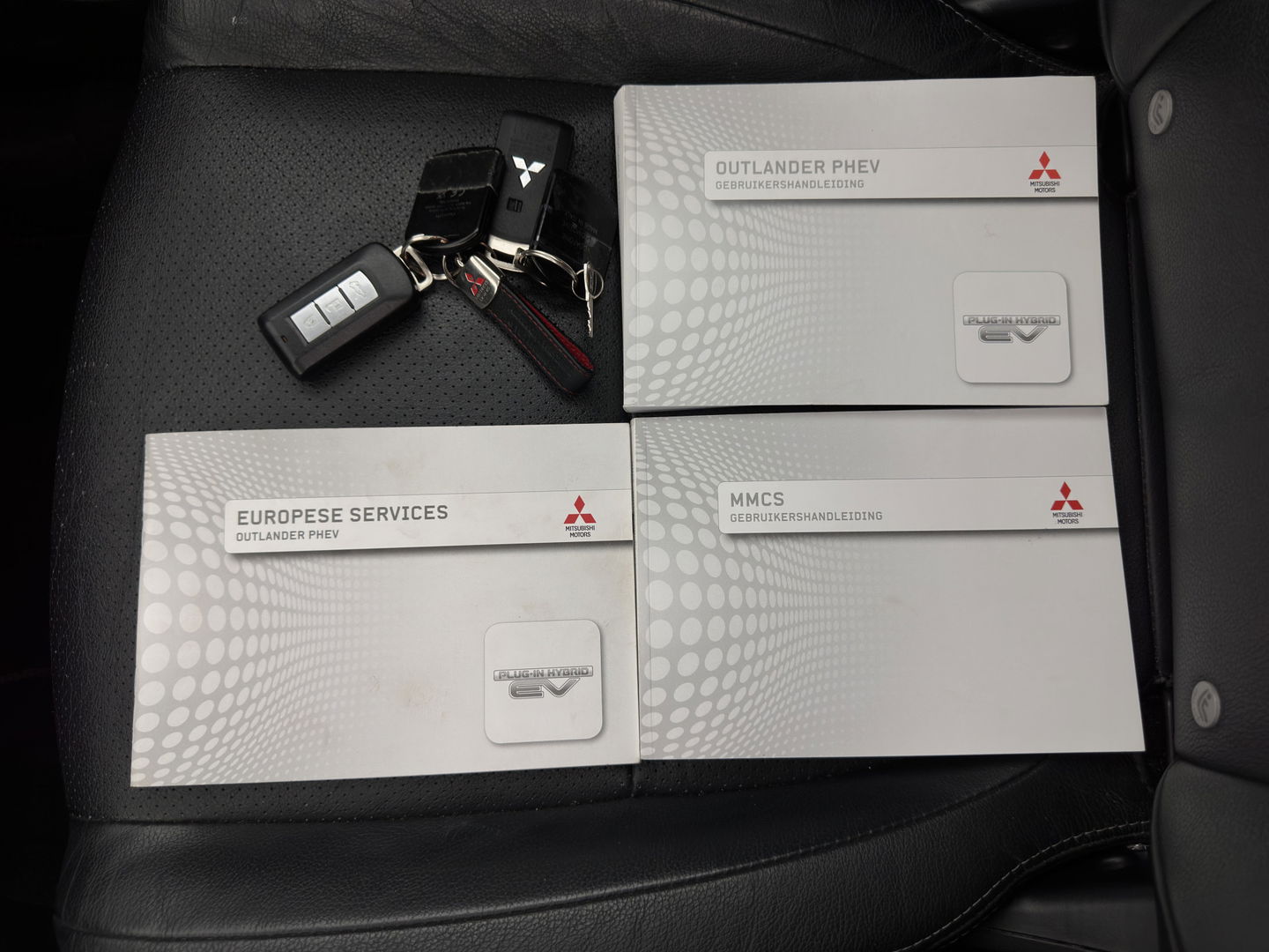 Mitsubishi Outlander 2.0 PHEV Instyle (INCL.BTW) Aut *PANO | FULL-LEATHER | XENON | NAVI-FULLMAP | KEYLESS | CAMERA | HEATED-COMFORTSEATS | ECC | SHIFT-PADDLES | PDC | CRUISE | PRIVACY-GLASS | DAB | TOWBAR | 18''ALU *