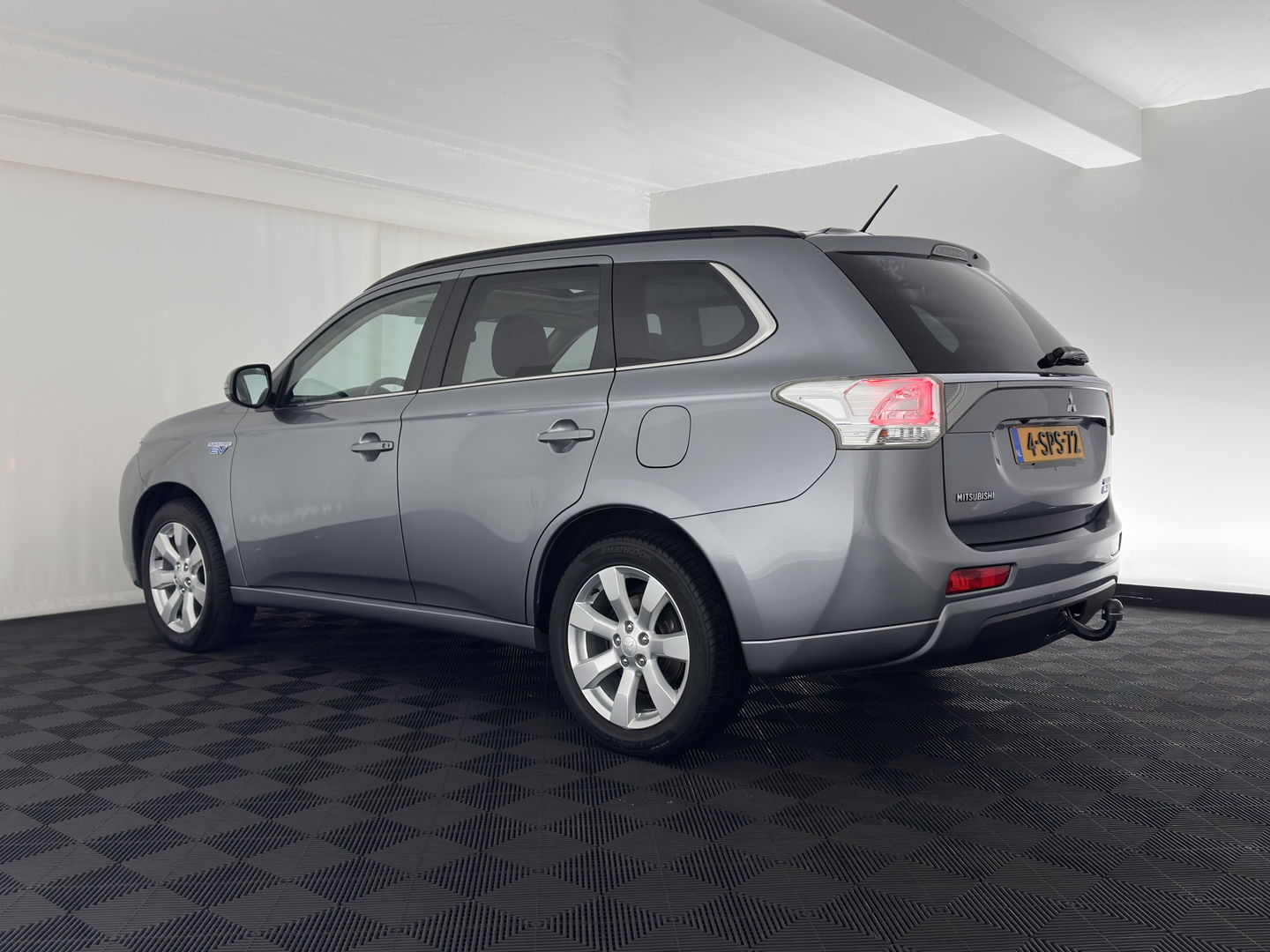 Mitsubishi Outlander 2.0 PHEV Instyle AWD (Plug-In) (INCL-BTW) Aut *PANO | LEATHER | XENON | NAVI-FULLMAP | KEYLESS | CAMERA | HEATED-COMFORTSEATS | ECC | SHIFT-PADDLES | PDC | CRUISE | PRIVACY-GLASS | DAB | TOWBAR | ROCKFORD-AUDIO |  18"ALU*