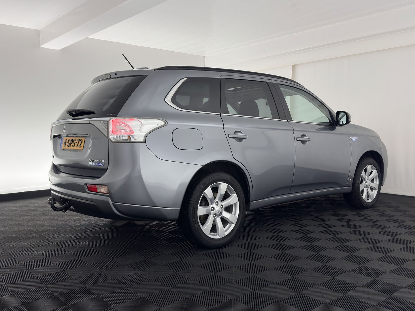 Mitsubishi Outlander 2.0 PHEV Instyle (INCL.BTW) Aut *PANO | FULL-LEATHER | XENON | NAVI-FULLMAP | KEYLESS | CAMERA | HEATED-COMFORTSEATS | ECC | SHIFT-PADDLES | PDC | CRUISE | PRIVACY-GLASS | DAB | TOWBAR | 18''ALU *
