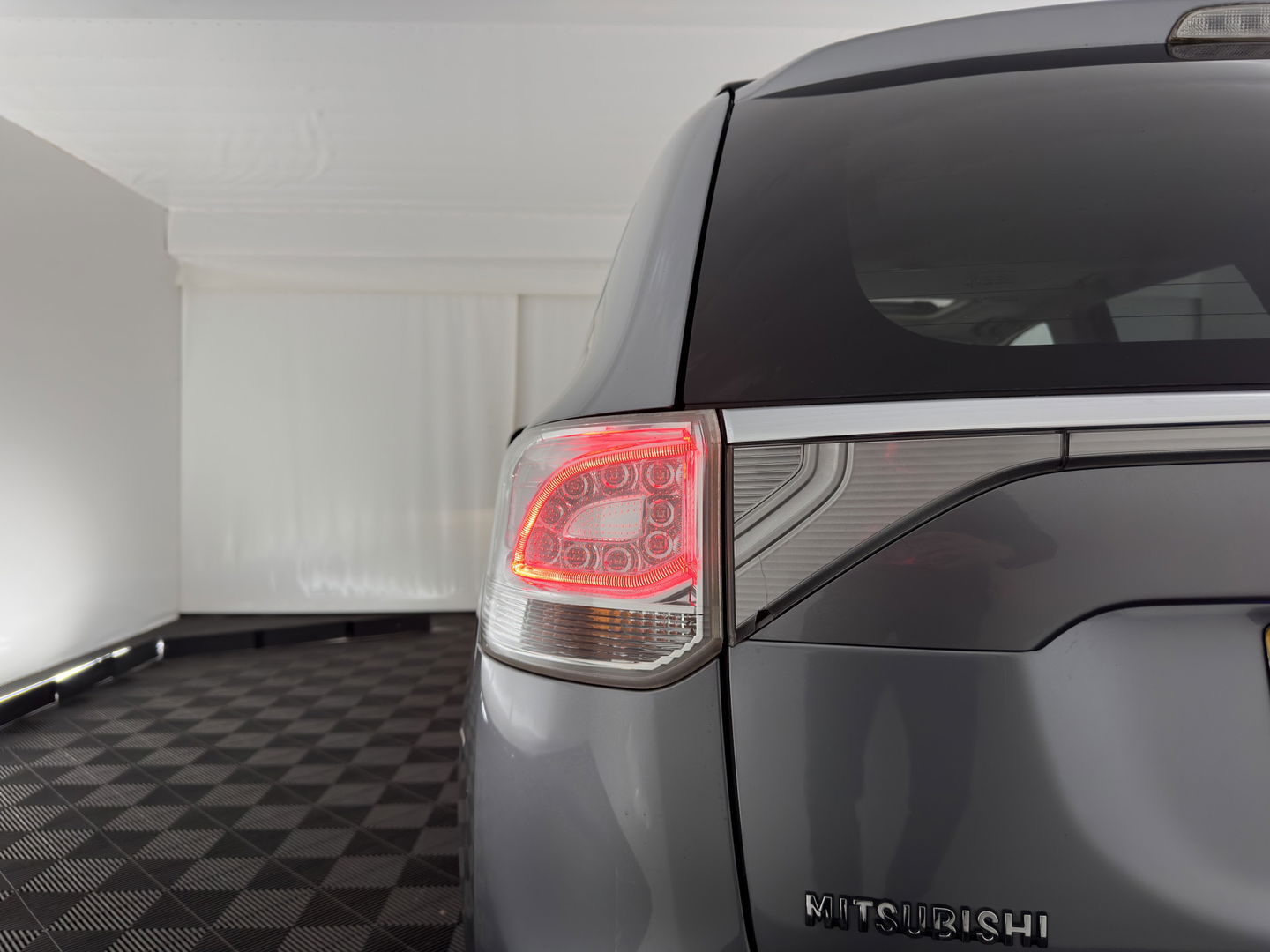 Mitsubishi Outlander 2.0 PHEV Instyle (INCL.BTW) Aut *PANO | FULL-LEATHER | XENON | NAVI-FULLMAP | KEYLESS | CAMERA | HEATED-COMFORTSEATS | ECC | SHIFT-PADDLES | PDC | CRUISE | PRIVACY-GLASS | DAB | TOWBAR | 18''ALU *