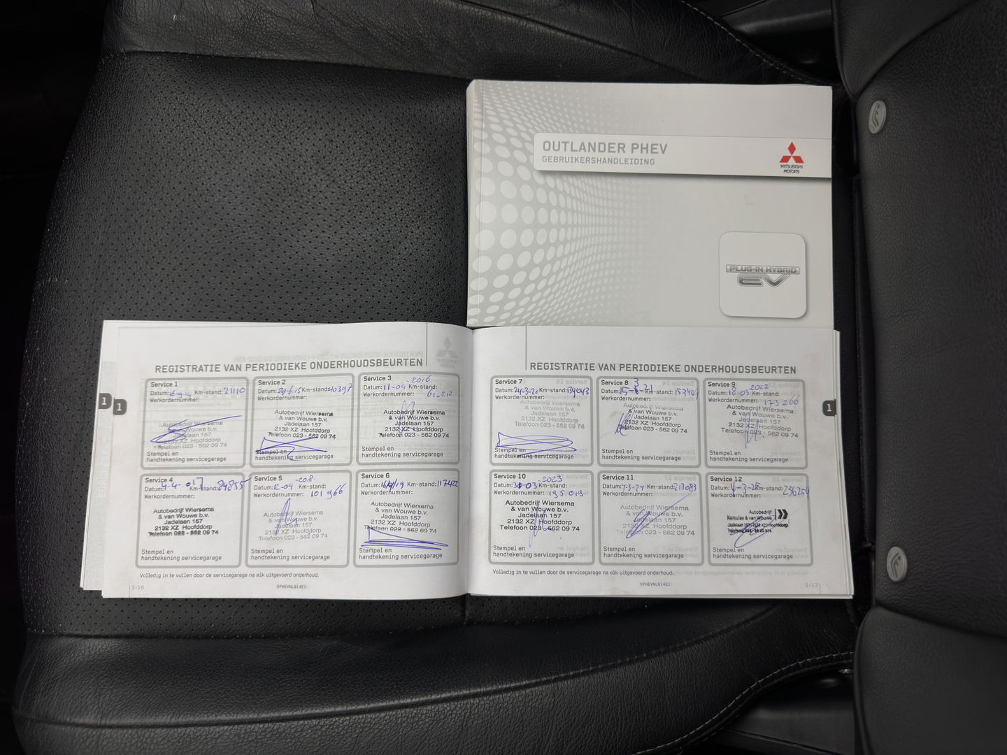 Mitsubishi Outlander 2.0 PHEV Instyle (INCL.BTW) Aut *PANO | FULL-LEATHER | XENON | NAVI-FULLMAP | KEYLESS | CAMERA | HEATED-COMFORTSEATS | ECC | SHIFT-PADDLES | PDC | CRUISE | PRIVACY-GLASS | DAB | TOWBAR | 18''ALU *