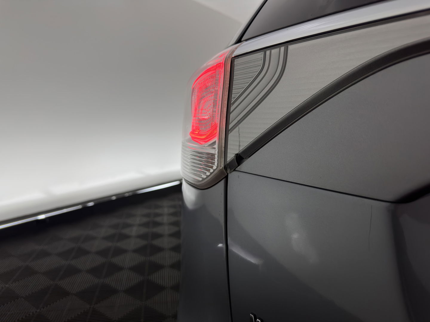 Mitsubishi Outlander 2.0 PHEV Instyle AWD (Plug-In) (INCL-BTW) Aut *PANO | LEATHER | XENON | NAVI-FULLMAP | KEYLESS | CAMERA | HEATED-COMFORTSEATS | ECC | SHIFT-PADDLES | PDC | CRUISE | PRIVACY-GLASS | DAB | TOWBAR | ROCKFORD-AUDIO |  18"ALU*