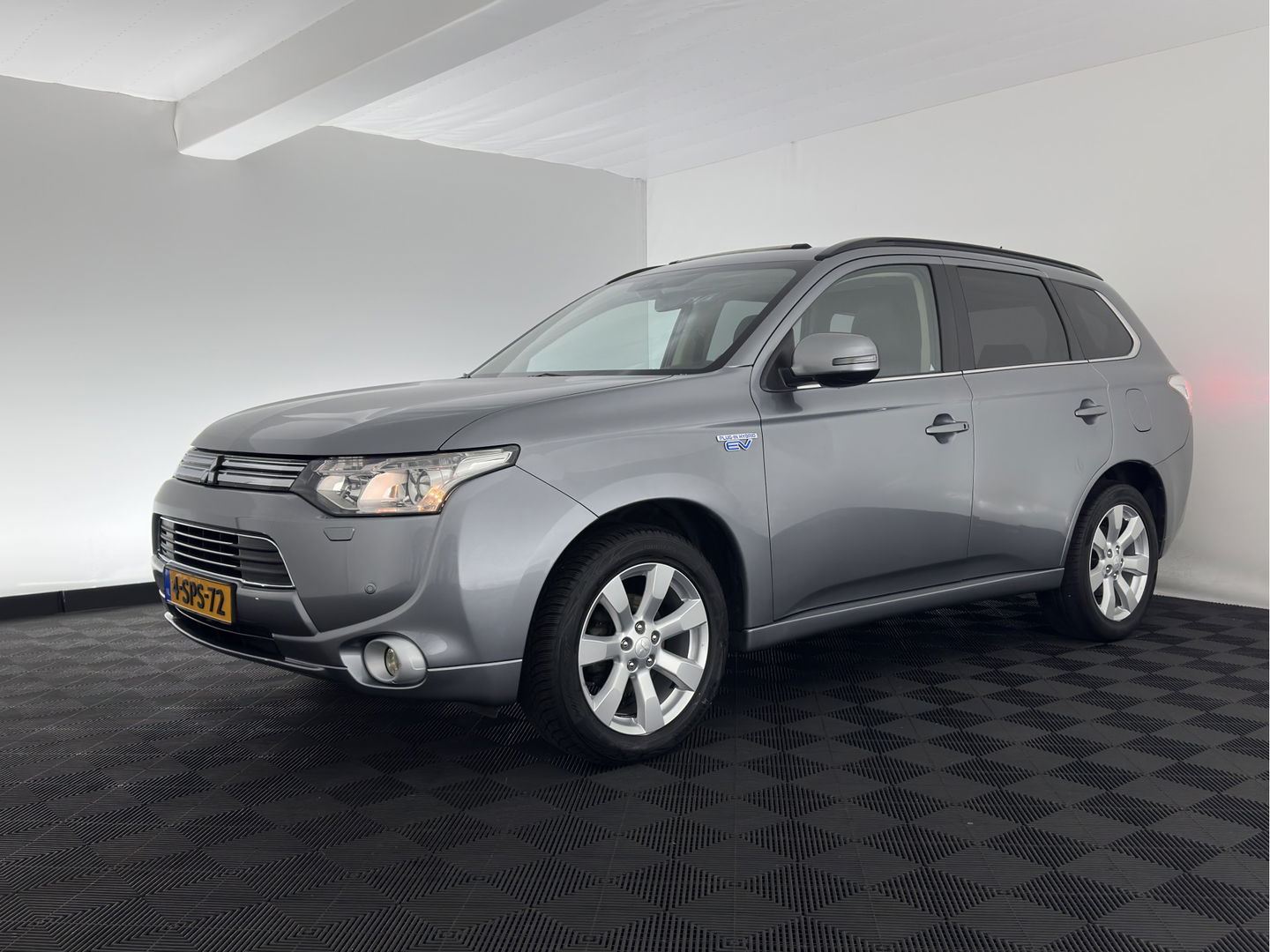 Mitsubishi Outlander 2.0 PHEV Instyle AWD (Plug-In) (INCL-BTW) Aut *PANO | LEATHER | XENON | NAVI-FULLMAP | KEYLESS | CAMERA | HEATED-COMFORTSEATS | ECC | SHIFT-PADDLES | PDC | CRUISE | PRIVACY-GLASS | DAB | TOWBAR | ROCKFORD-AUDIO |  18"ALU*