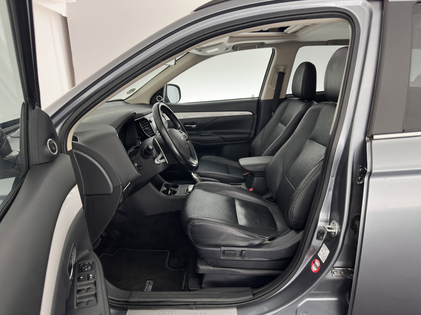 Mitsubishi Outlander 2.0 PHEV Instyle AWD (Plug-In) (INCL-BTW) Aut *PANO | LEATHER | XENON | NAVI-FULLMAP | KEYLESS | CAMERA | HEATED-COMFORTSEATS | ECC | SHIFT-PADDLES | PDC | CRUISE | PRIVACY-GLASS | DAB | TOWBAR | ROCKFORD-AUDIO |  18"ALU*