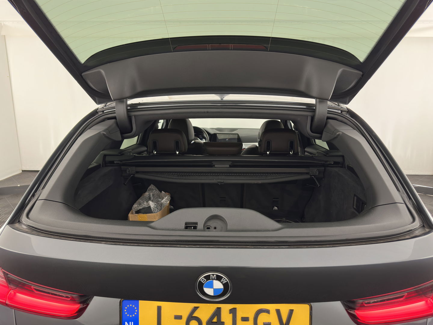 BMW 3 Serie Touring 320e M-Sportpack Business Edition Plus (Plug-In) (INCL-BTW) *PANO | LASER-LED | LEATHER | HEATED-SPORTSEATS | HARMAN/KARDON | VIRTUAL-COCKPIT | AMBIENT-LIGHT | NAVI-FULLMAP | DAB+ | 18''ALU*