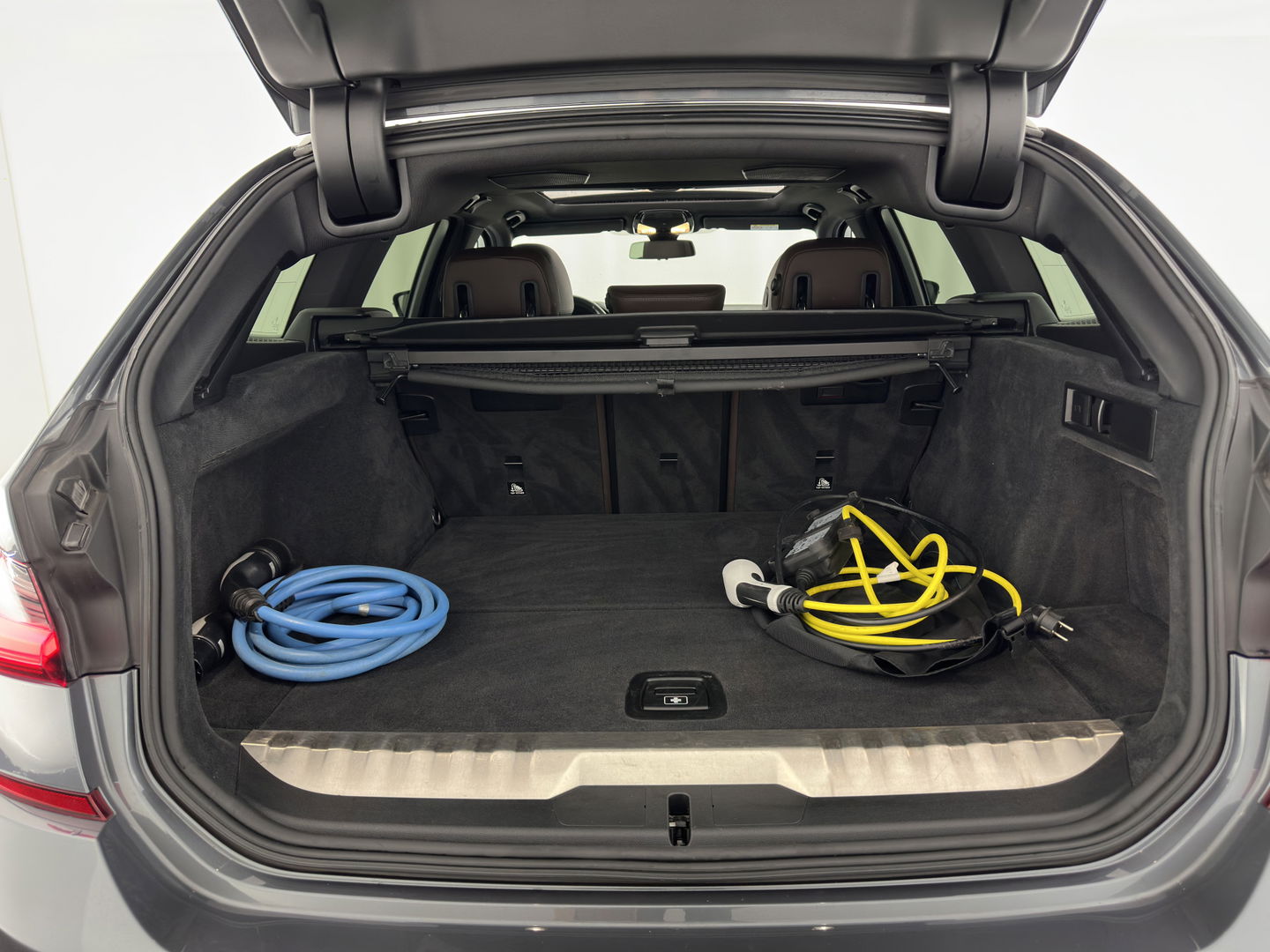 BMW 3 Serie Touring 320e M-Sportpack Business Edition Plus (Plug-In) (INCL-BTW) *PANO | LASER-LED | LEATHER | HEATED-SPORTSEATS | HARMAN/KARDON | VIRTUAL-COCKPIT | AMBIENT-LIGHT | NAVI-FULLMAP | DAB+ | 18''ALU*