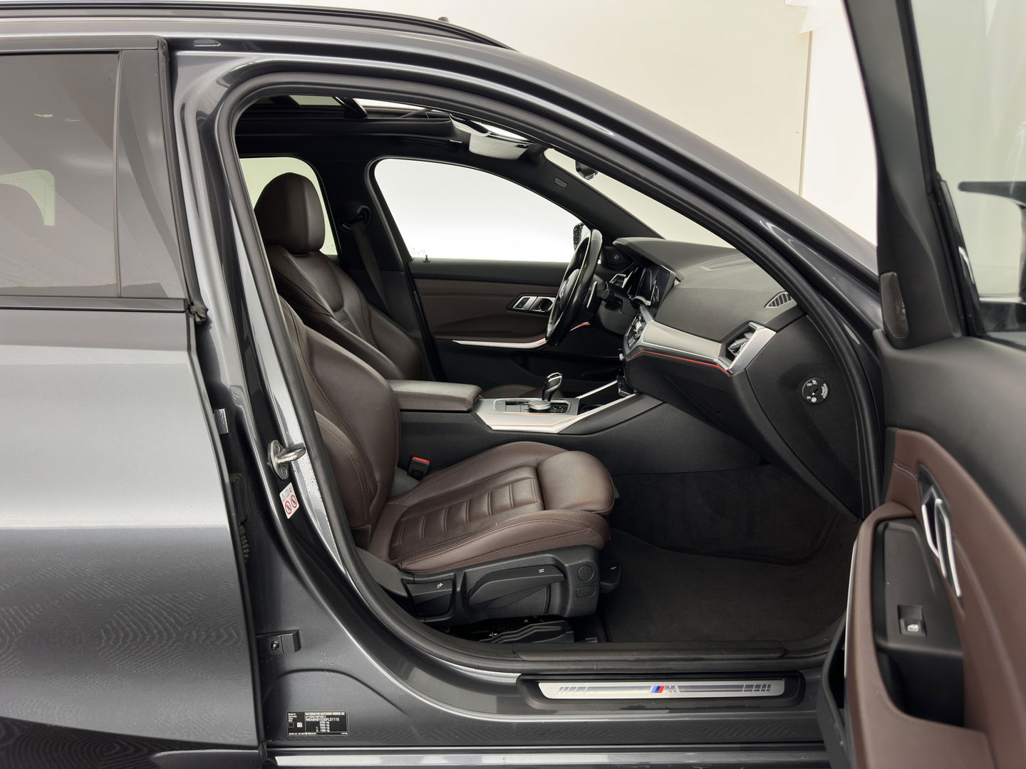 BMW 3 Serie Touring 320e M-Sportpack Business Edition Plus (Plug-In) (INCL-BTW) *PANO | LASER-LED | LEATHER | HEATED-SPORTSEATS | HARMAN/KARDON | VIRTUAL-COCKPIT | AMBIENT-LIGHT | NAVI-FULLMAP | DAB+ | 18''ALU*