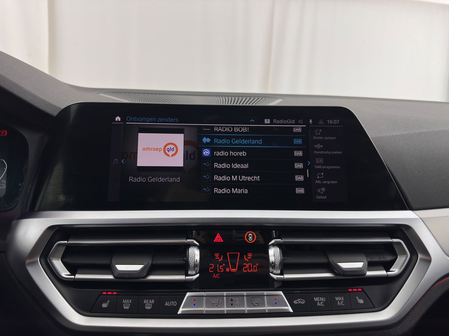 BMW 3 Serie Touring 320e M-Sportpack Business Edition Plus (Plug-In) (INCL-BTW) *PANO | LASER-LED | LEATHER | HEATED-SPORTSEATS | HARMAN/KARDON | VIRTUAL-COCKPIT | AMBIENT-LIGHT | NAVI-FULLMAP | DAB+ | 18''ALU*